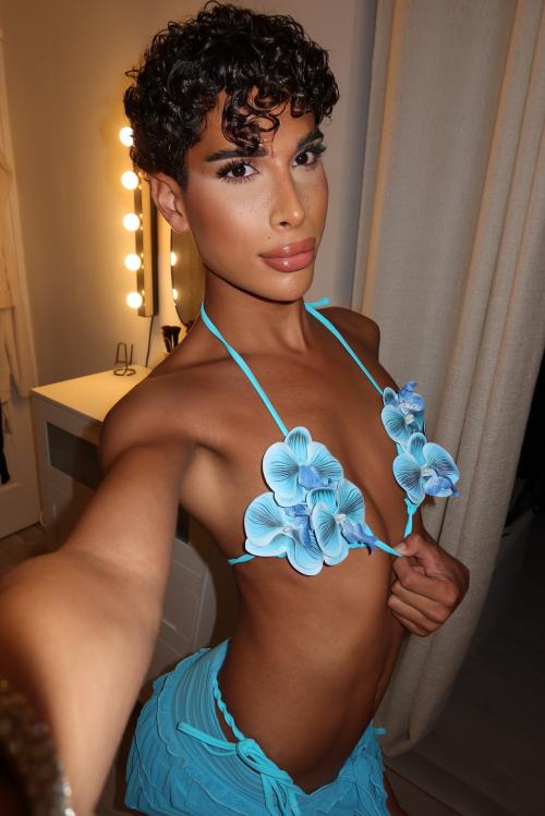 ZAHIA HOT