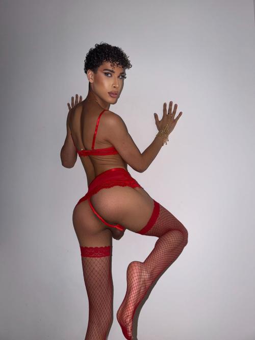 ZAHIA HOT