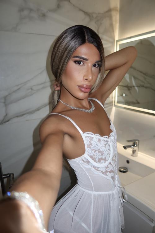 ZAHIA HOT