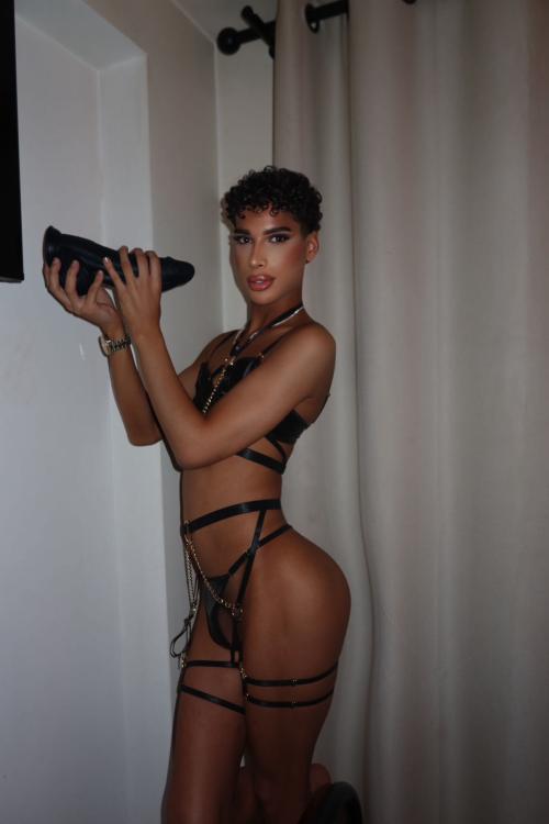 ZAHIA HOT